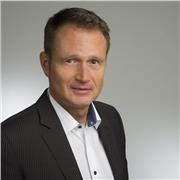 Mathe-Tutor der Kinder aller Altersgruppen unterrichtet